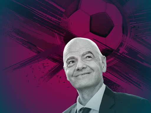 Porträt von Gianni Infantino, der leicht nach oben schaut und schmunzelt.
Im Hintergrund ist die violett eingefärbte Grafik eines Fußballes zu sehen.
