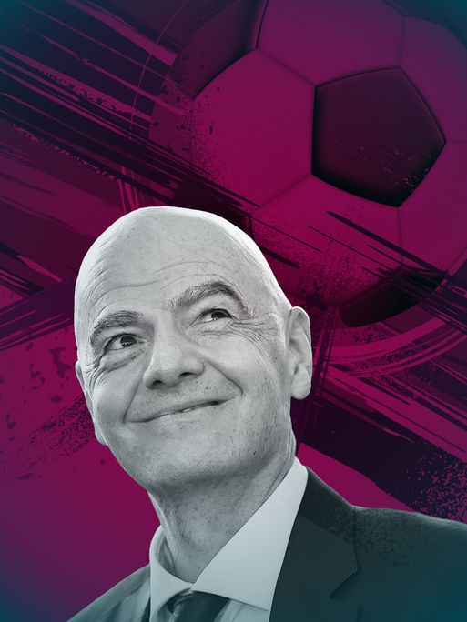 Porträt von Gianni Infantino, der leicht nach oben schaut und schmunzelt.
Im Hintergrund ist die violett eingefärbte Grafik eines Fußballes zu sehen.