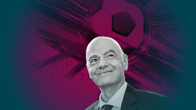 Porträt von Gianni Infantino, der leicht nach oben schaut und schmunzelt.
Im Hintergrund ist die violett eingefärbte Grafik eines Fußballes zu sehen.
