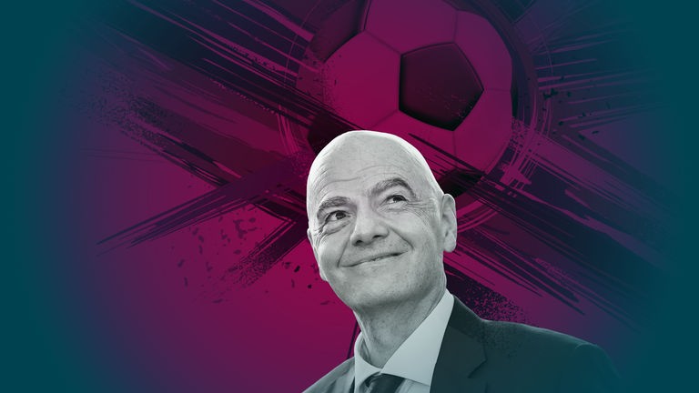 Porträt von Gianni Infantino, der leicht nach oben schaut und schmunzelt.
Im Hintergrund ist die violett eingefärbte Grafik eines Fußballes zu sehen.