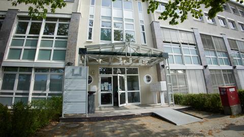 Blick auf die Front des grauen Gebäudes, an dem nichts auf die AfD hinweist. 