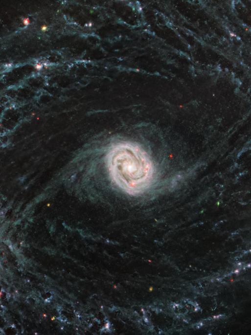 Detaillierte Aufnahme einer Spiralgalaxie, die vom James Webb Weltraumteleskop aufgenommen wurde. Die Galaxie hat einen hellen Kern, von dem sich spiralförmige Arme ausbreiten.