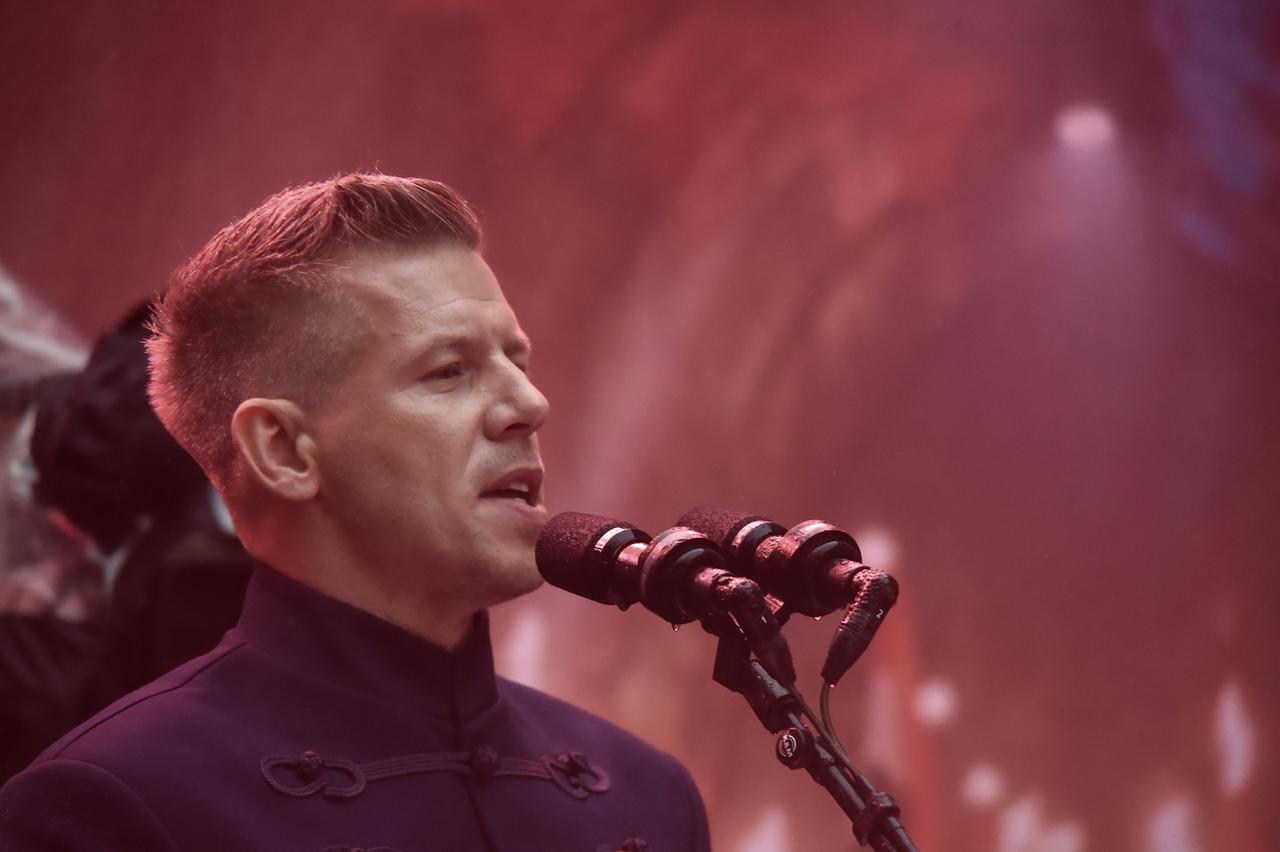 Der ungarische Oppsitionspolitiker Peter Magyar spricht in ein Mikro, er schaut mit dem Gesicht nach rechts