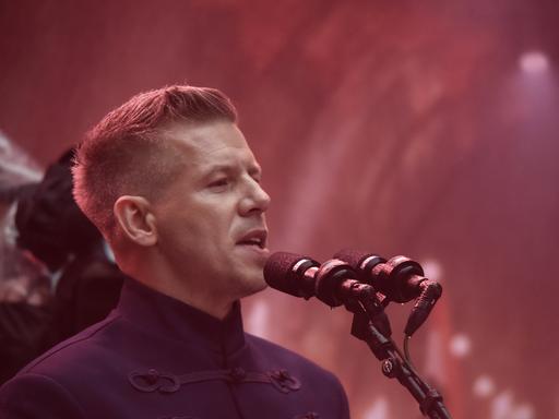 Der ungarische Oppsitionspolitiker Peter Magyar spricht in ein Mikro.