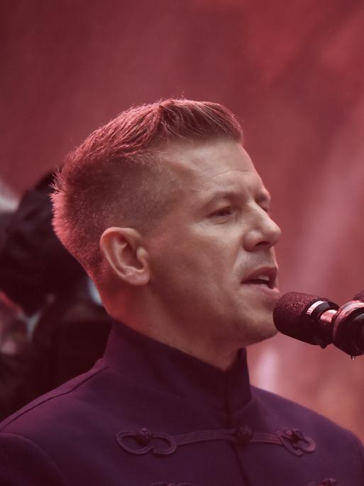 Der ungarische Oppsitionspolitiker Peter Magyar spricht in ein Mikro.