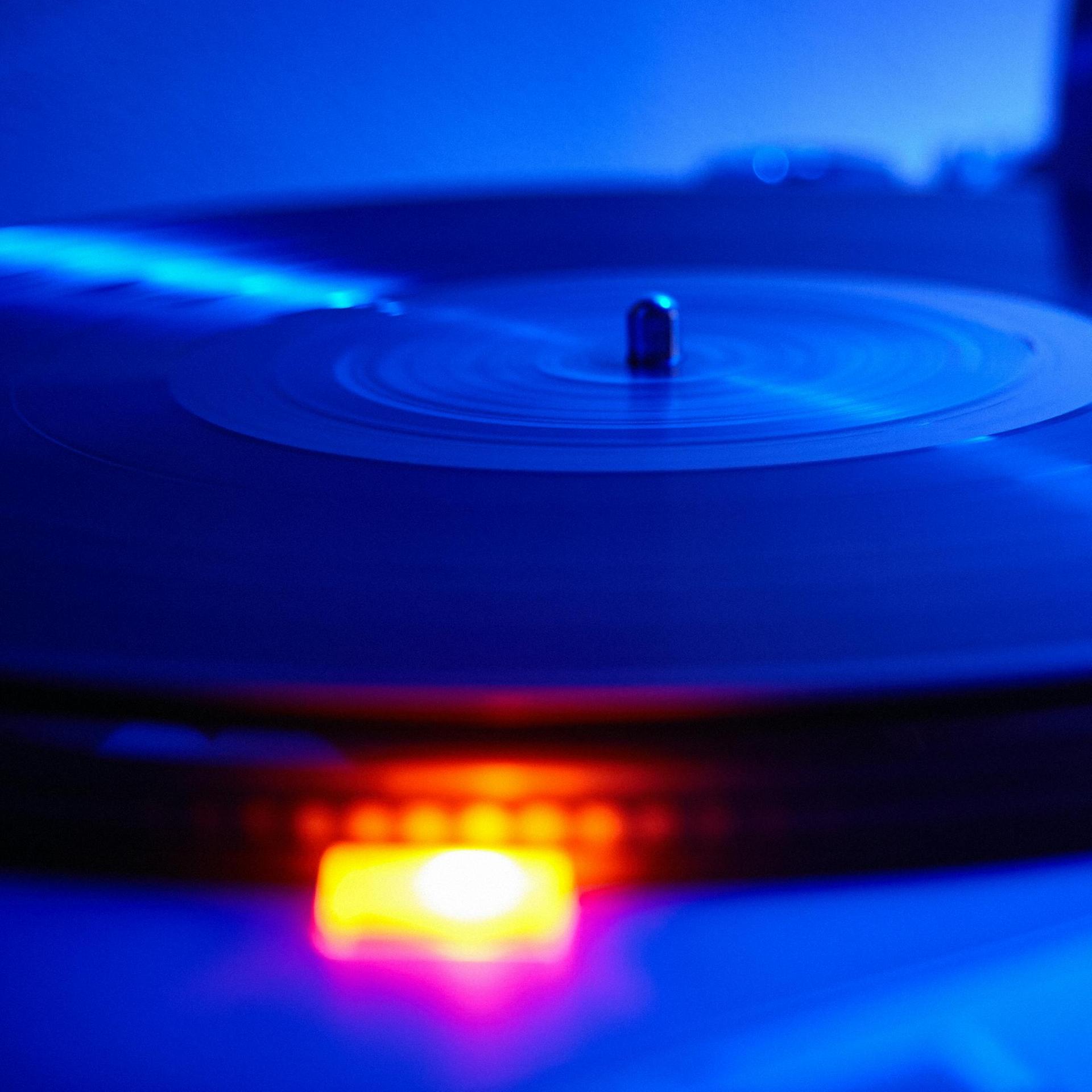 Blick auf eine sich drehende Schallplatte.