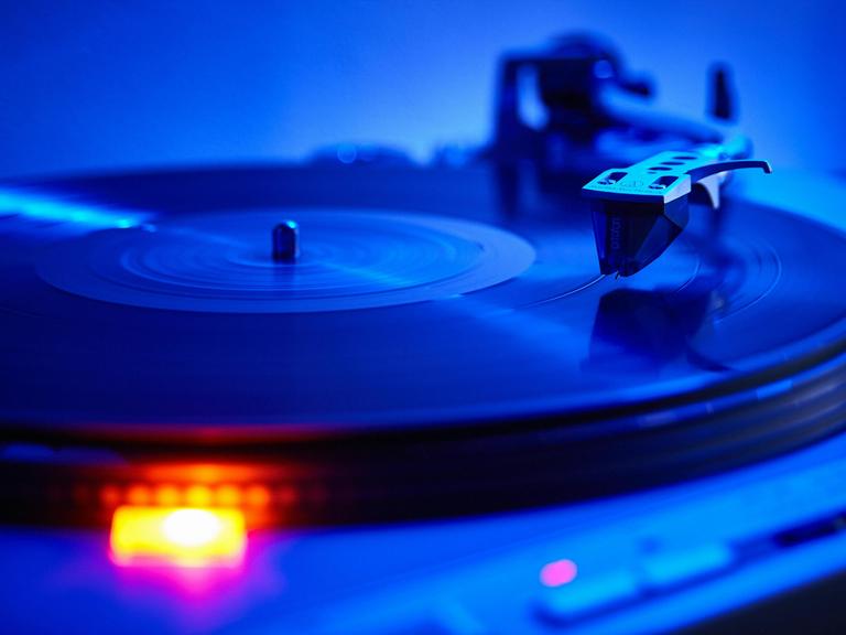 Blick auf eine sich drehende Schallplatte.