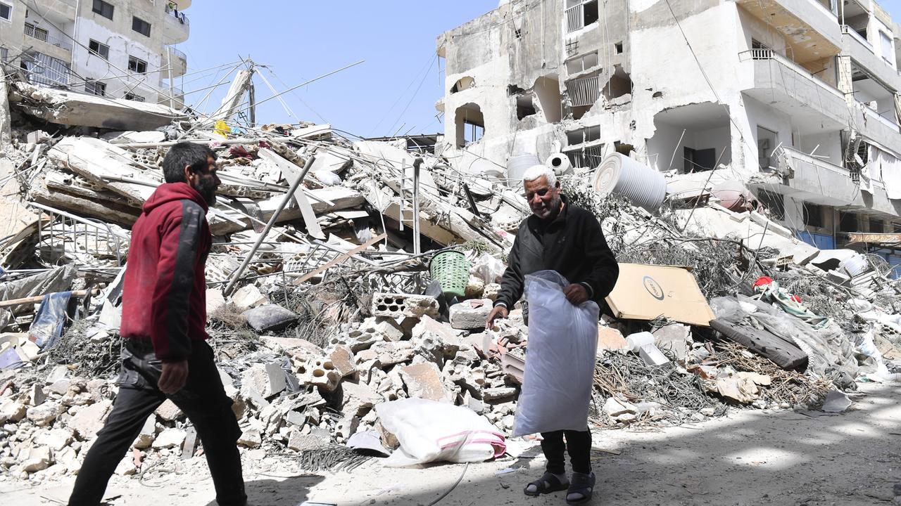Zwei Männer vor einem eingestürzten Gebäude nach einem israelische Angriff auf die Stadt Tyros im Südlibanon, 17. Mai 2026 Zwei Männer vor einem eingestürzten Gebäude nach einem israelische Angriff auf die Stadt Tyros im Südlibanon, 17. Mai 2026
