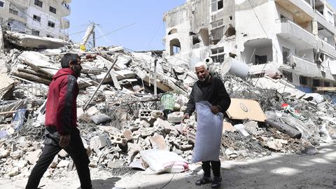 Zwei Männer vor einem eingestürzten Gebäude nach einem israelische Angriff auf die Stadt Tyros im Südlibanon, 17. Mai 2026 