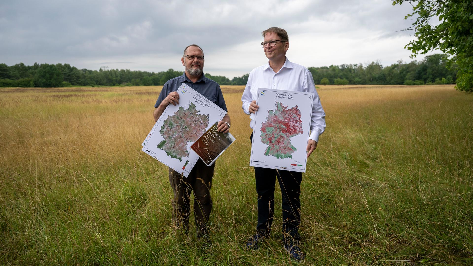 Pierre Ibisch (l), Studienleiter und Vorstand des "Econics Institute" und Jörg-Andreas Krüger, NABU-Präsident präsentieren den Grün-Feucht-Kühl-Index 2026. Pierre Ibisch (l), Studienleiter und Vorstand des "Econics Institute" und Jörg-Andreas Krüger, NABU-Präsident präsentieren den Grün-Feucht-Kühl-Index 2026.