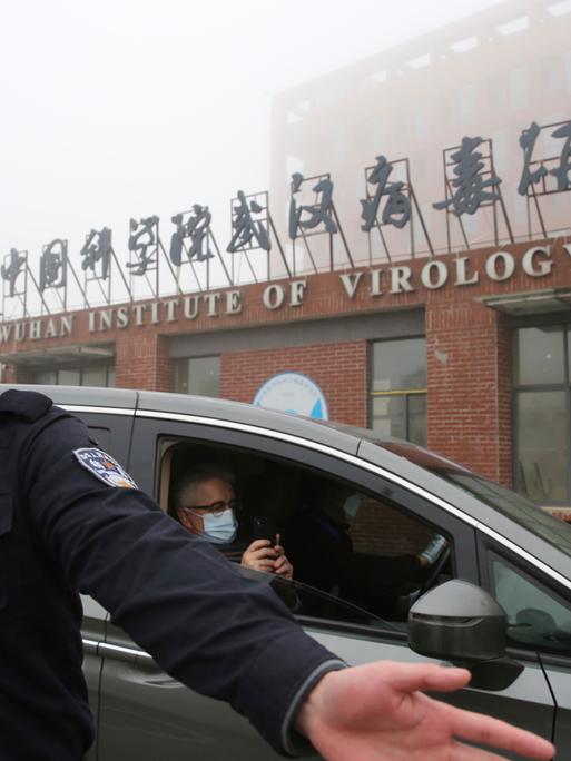 Februar 2021: Sicherheitskräfte riegeln das Institut für Virologie in Wuhan, wo WHO-Experten zu diesem Zeitpunkt nach dem Ursprung des Corona-Virus suchen.