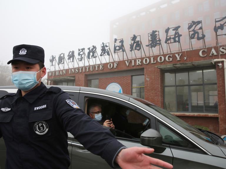 Februar 2021: Sicherheitskräfte riegeln das Institut für Virologie in Wuhan, wo WHO-Experten zu diesem Zeitpunkt nach dem Ursprung des Corona-Virus suchen.