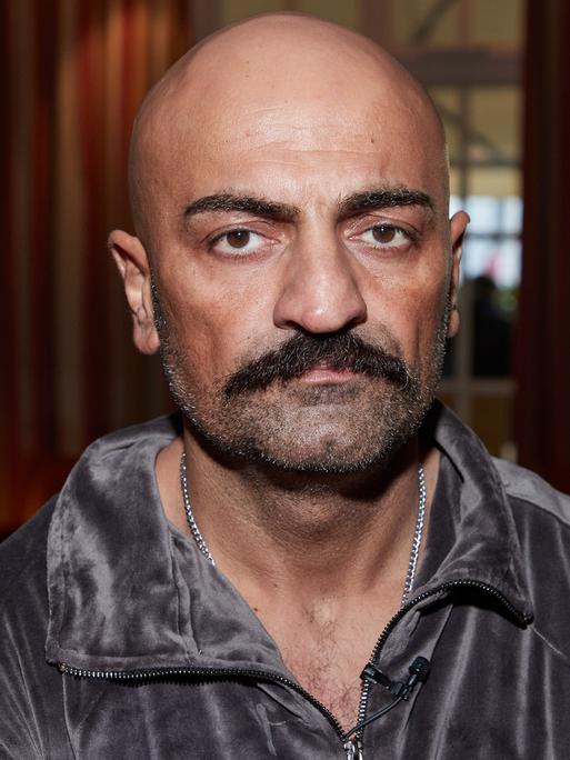 Xatar, bürgerlich Giwar Hajabi, steht im Foyer eines Hotels