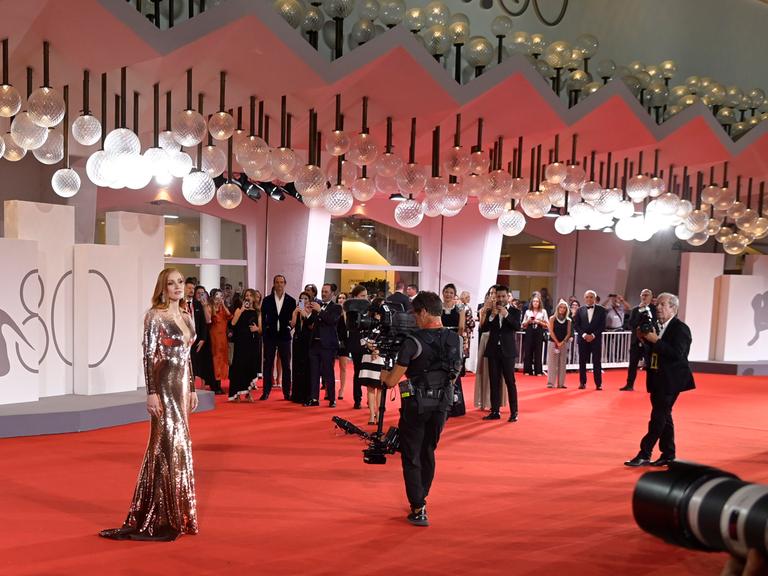 Blick auf den illuminierten roten Teppich mit Fotografen bei den 80. Filmfestspielen von Venedig vor dem Palazzo del cinema am 8. September. 