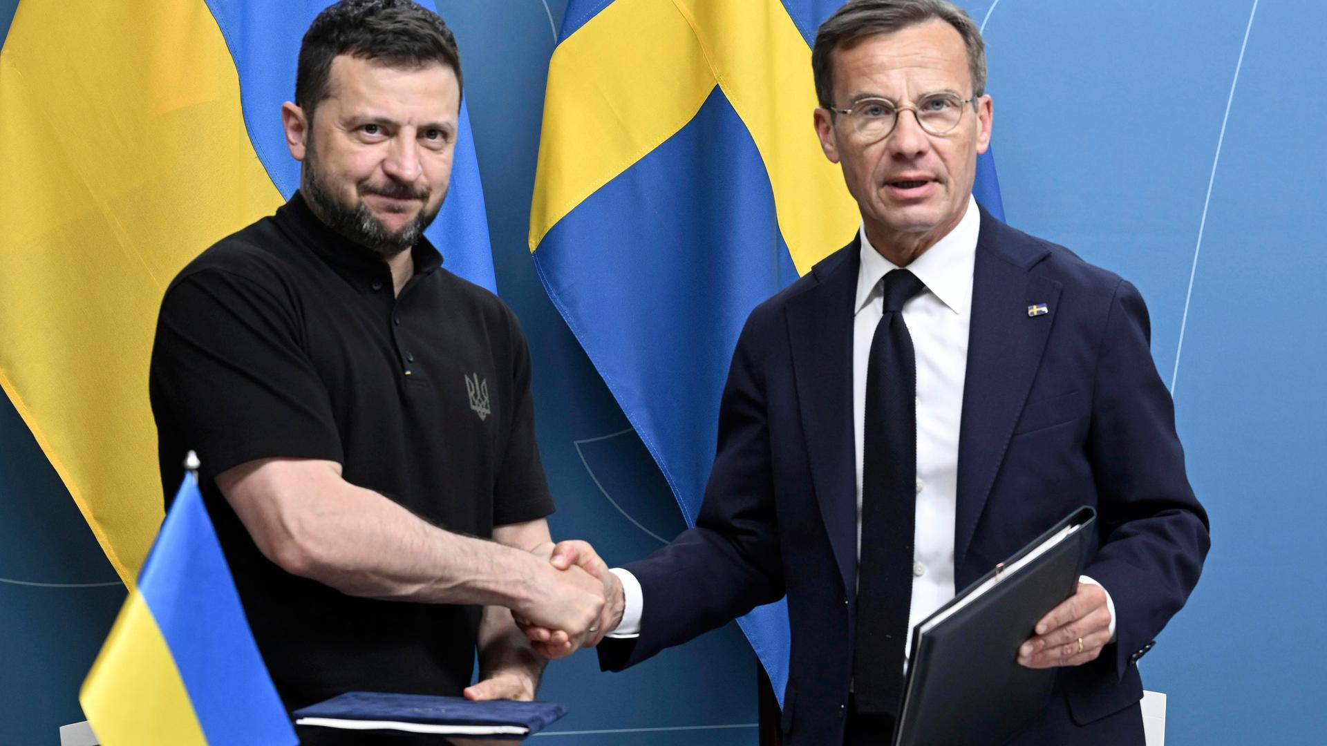 Der ukrainische Präsident Wolodymyr Selenskyj und der schwedische Ministerpräsident Ulf Kristersson schütteln sich die Hände. Der ukrainische Präsident Wolodymyr Selenskyj und der schwedische Ministerpräsident Ulf Kristersson schütteln sich die Hände.