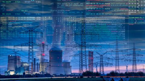 Symbolbild Kritische Infrastruktur: Ein Braunkohlekraftwerk im Morgenrot, darüber sind Programmcodes zu sehen.