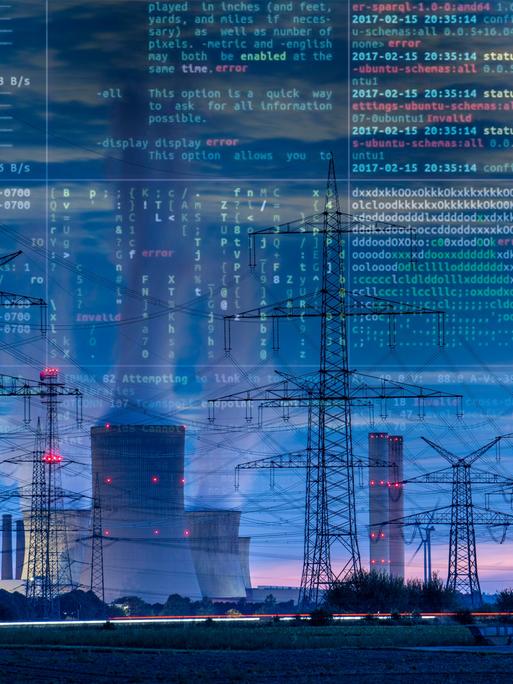 Ein Bild, das symbolisch für die kritische Infrastruktur steht: Vor einem dunklen Nachthimmel ragen dampfende Kühltürme, Kraftwerksschlote und Strommasten in die Höhe. Eingeblendet ist ein Programmiercode, der aus bunten Zahlen und Buchstaben besteht.