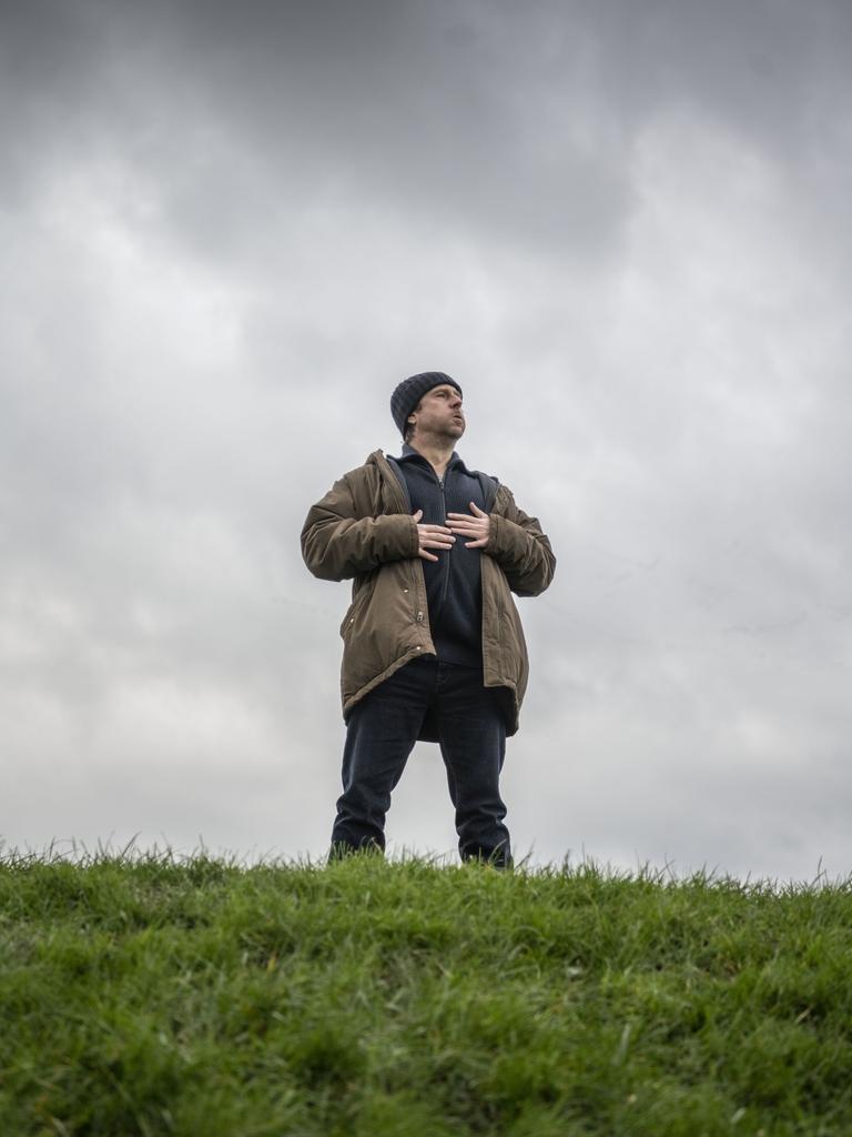 Bjarne Mädel als Kommissar Sörensen steht auf einem Deich, blickt nach oben und hält die Hände auf die Brust.