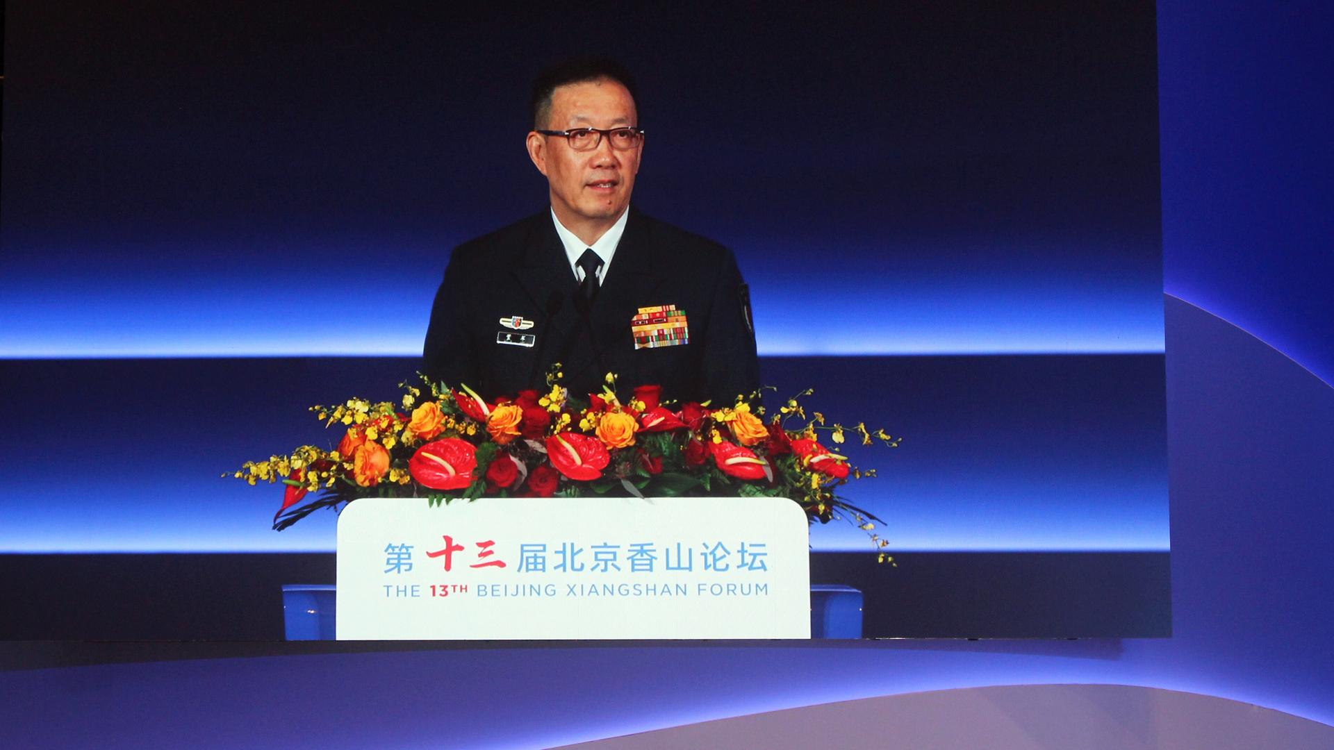 Chinas Verteidigungsminister Dong Jun steht hinter einem mit Blumen geschmücktem Rednerpult. Chinas Verteidigungsminister Dong Jun steht hinter einem mit Blumen geschmücktem Rednerpult.