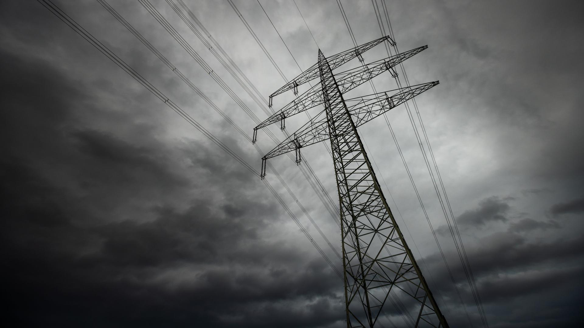 Ein Strommast mit fehlenden Leitungen steht vor einem wolkenverhangenen Himmel auf einem Feld. Der Ukraine-Krieg Russlands könnte im kommenden Herbst und Winter zu Engpässen bei der Energieversorgung führen.