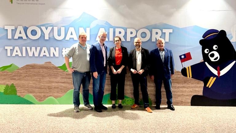 Die fünfköpfige Delegation deutscher Abgeordneter bei der Ankunft in der taiwanischen Hauptstadt Taipeh.