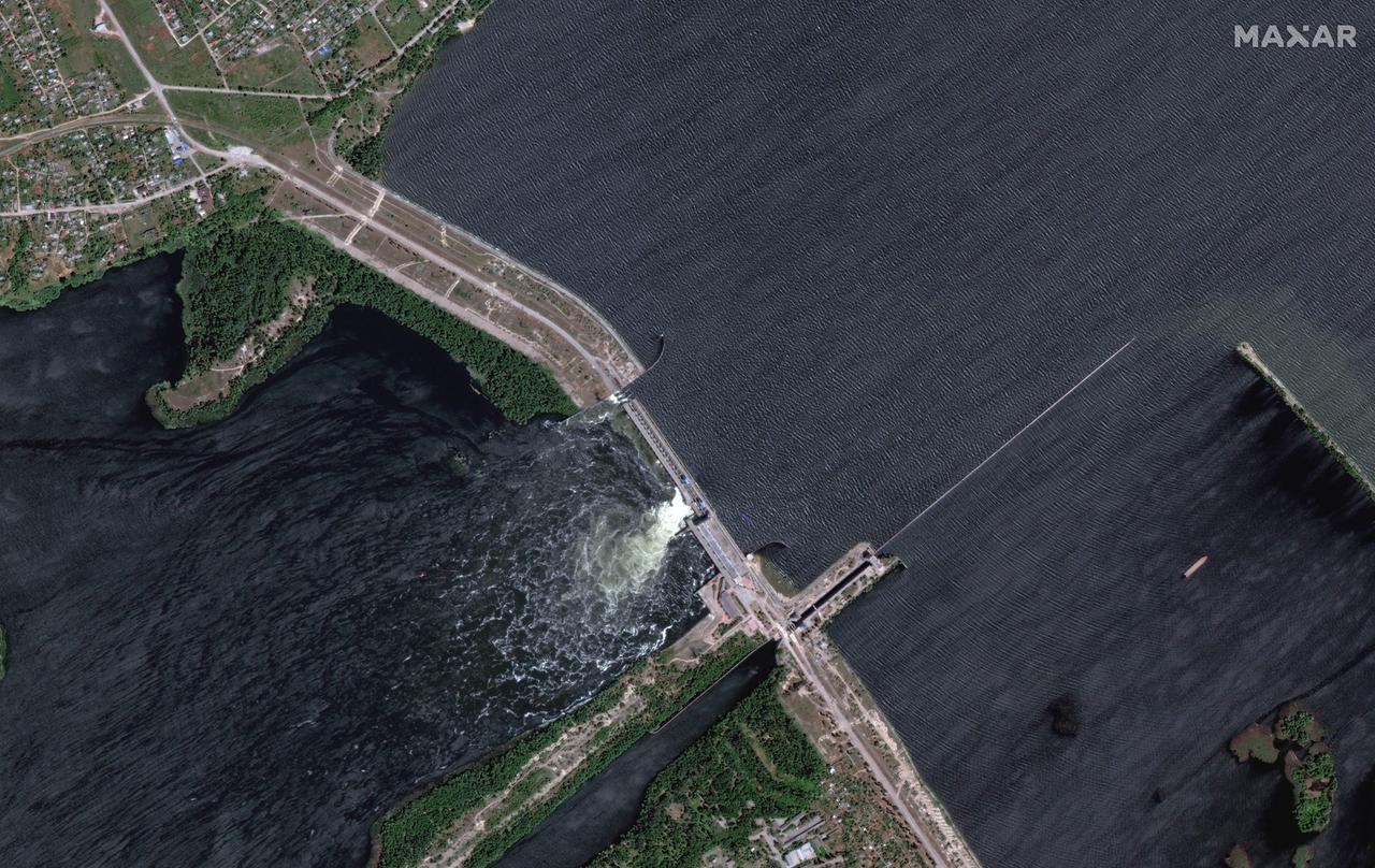 Ukraine: Dieses von Maxar Technologies über AP zur Verfügung gestellte Satellitenbild zeigt den zerstörten Kachowka-Staudamm. Im von Russland besetzten Teil der südukrainischen Region Cherson ist nach Angaben der Kriegsparteien ein wichtiger Staudamm nahe der Front schwer beschädigt worden. 