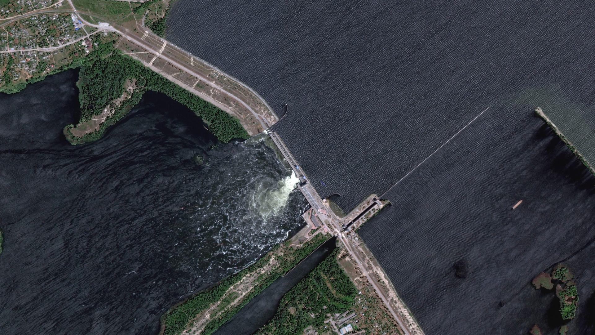 Ukraine: Dieses von Maxar Technologies über AP zur Verfügung gestellte Satellitenbild zeigt den zerstörten Kachowka-Staudamm. Im von Russland besetzten Teil der südukrainischen Region Cherson ist nach Angaben der Kriegsparteien ein wichtiger Staudamm nahe der Front schwer beschädigt worden.