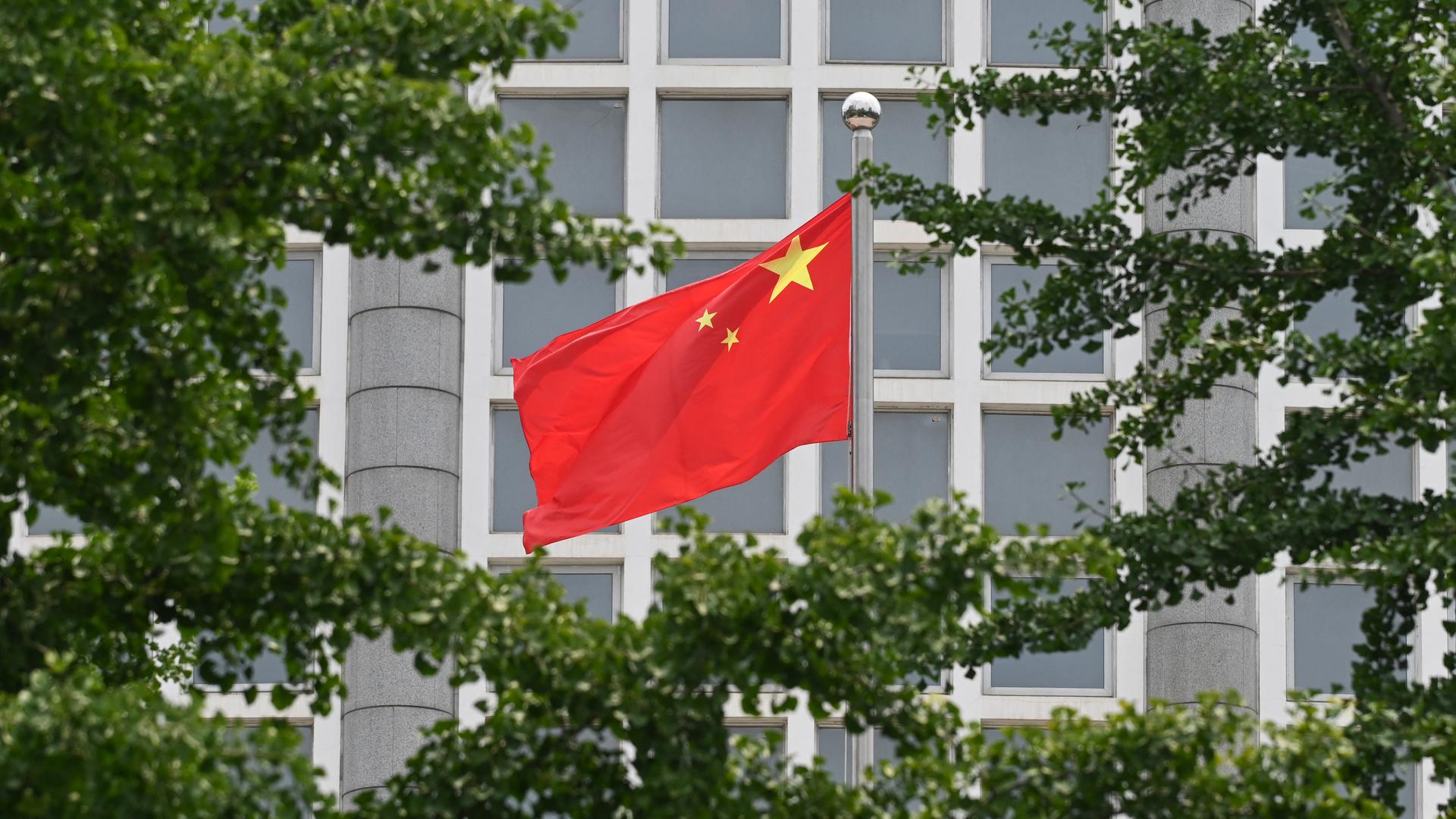 Eine chinesische Flagge weht außerhalb des Außenministeriums in Peking.