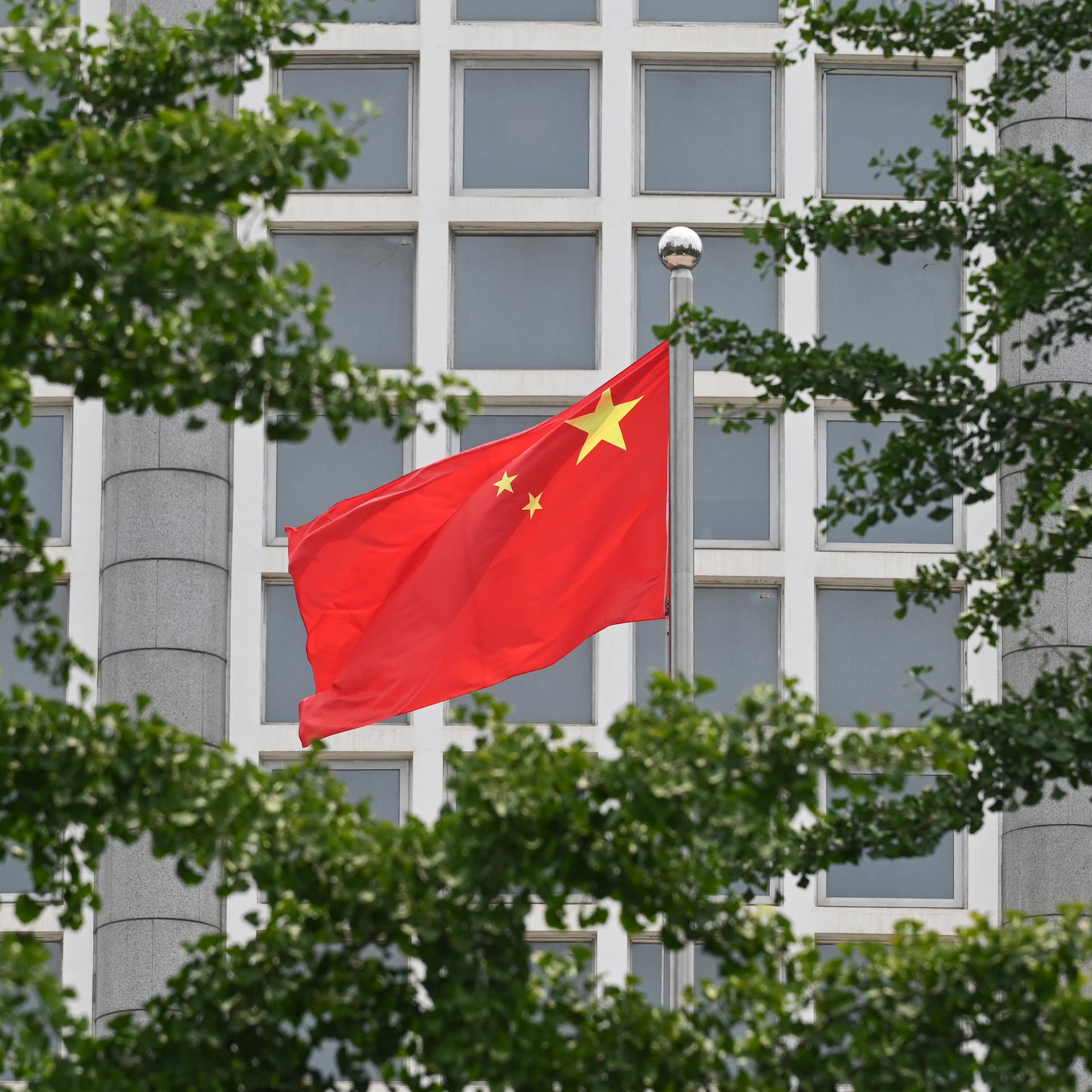 Eine chinesische Flagge weht außerhalb des Außenministeriums in Peking.