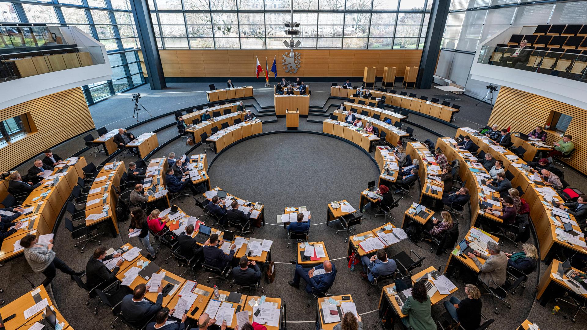Vogelperspektive auf das Plenum im Thüringer Landtag.