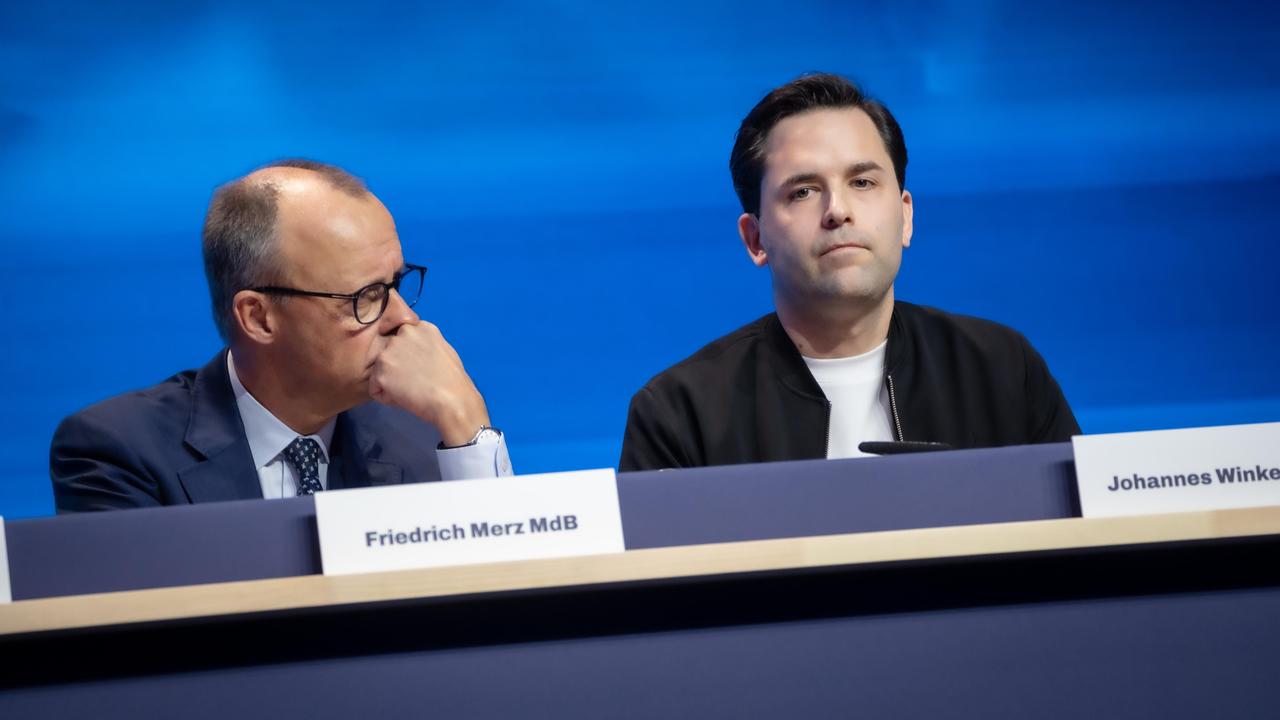 Bundeskanzler Friedrich Merz neben Johannes Winkel, dem Vorsitzenden der Jungen Union