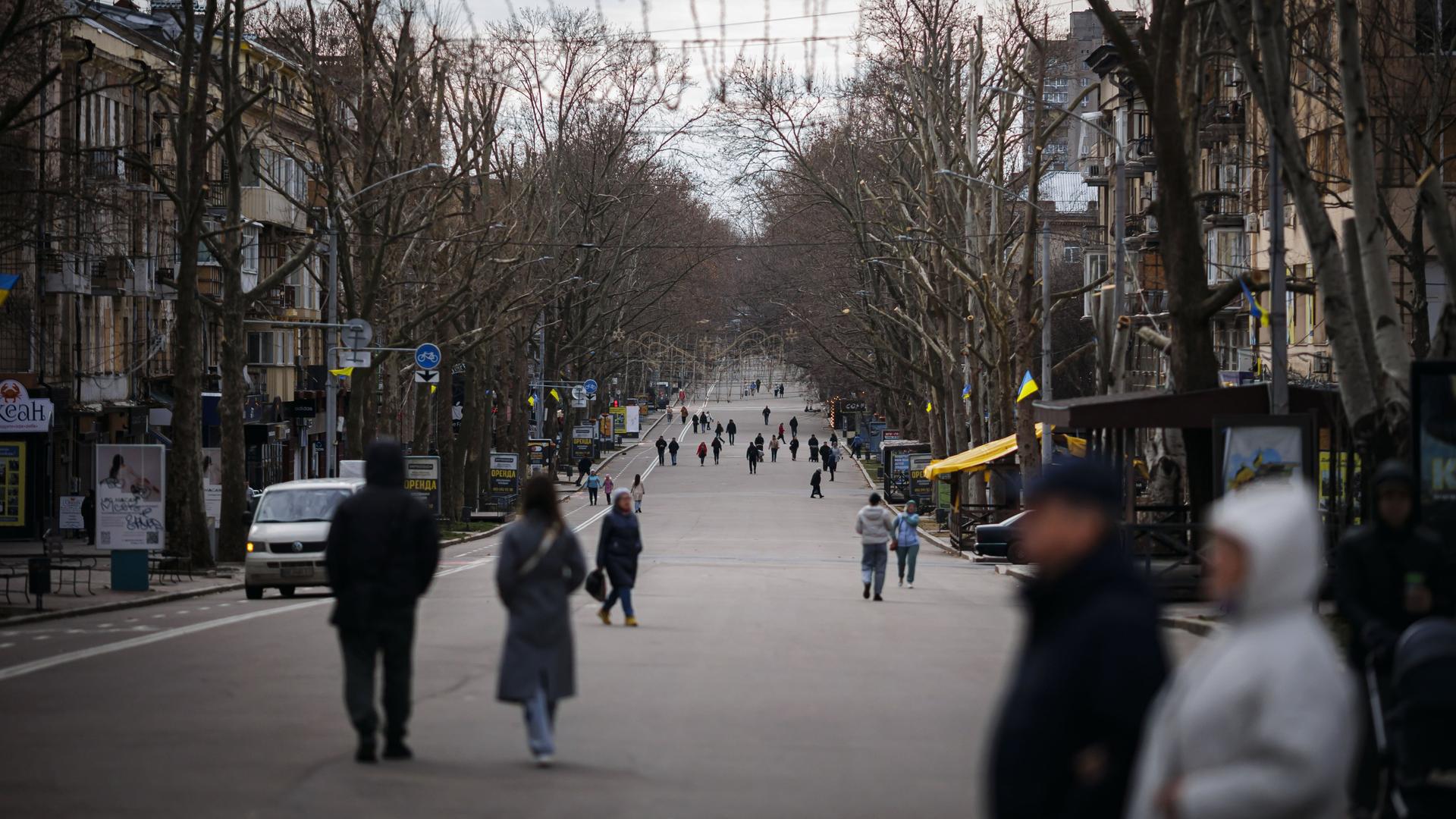 Straßenszene mit Passanten in der ukrainischen Stadt Mykolajiw