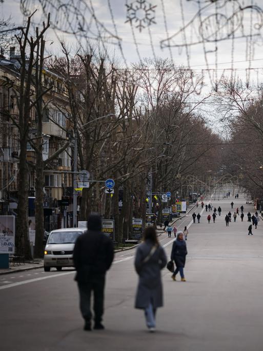 Straßenszene mit Passanten in der ukrainischen Stadt Mykolajiw