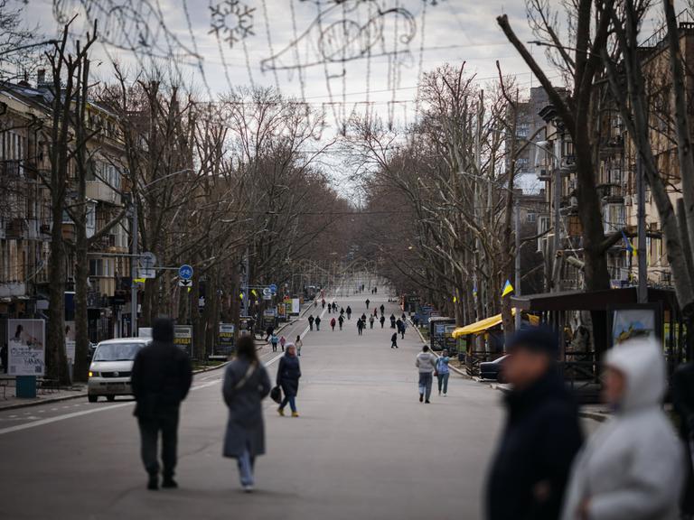 Straßenszene mit Passanten in der ukrainischen Stadt Mykolajiw