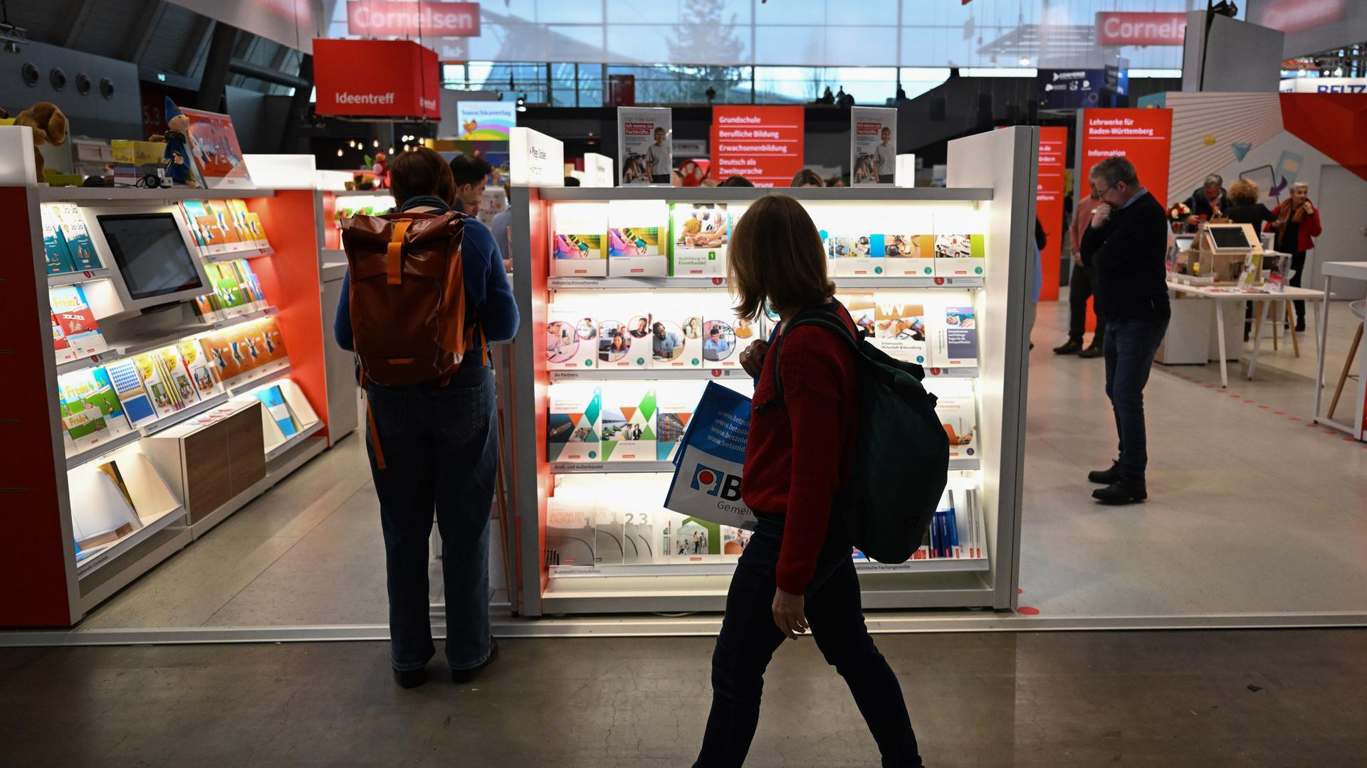 Messe-Besucher informieren sich an Ständen über Angebote. Messe-Besucher informieren sich an Ständen über Angebote.