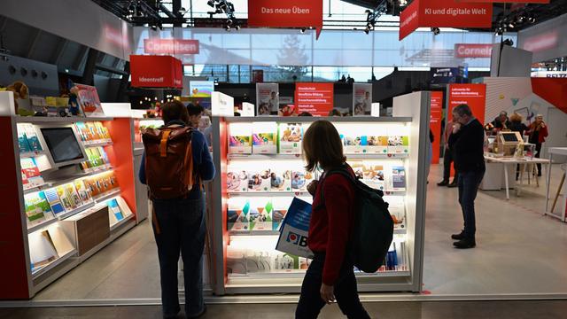 Menschen besuchen die Bildungs-Messe "didacta" 