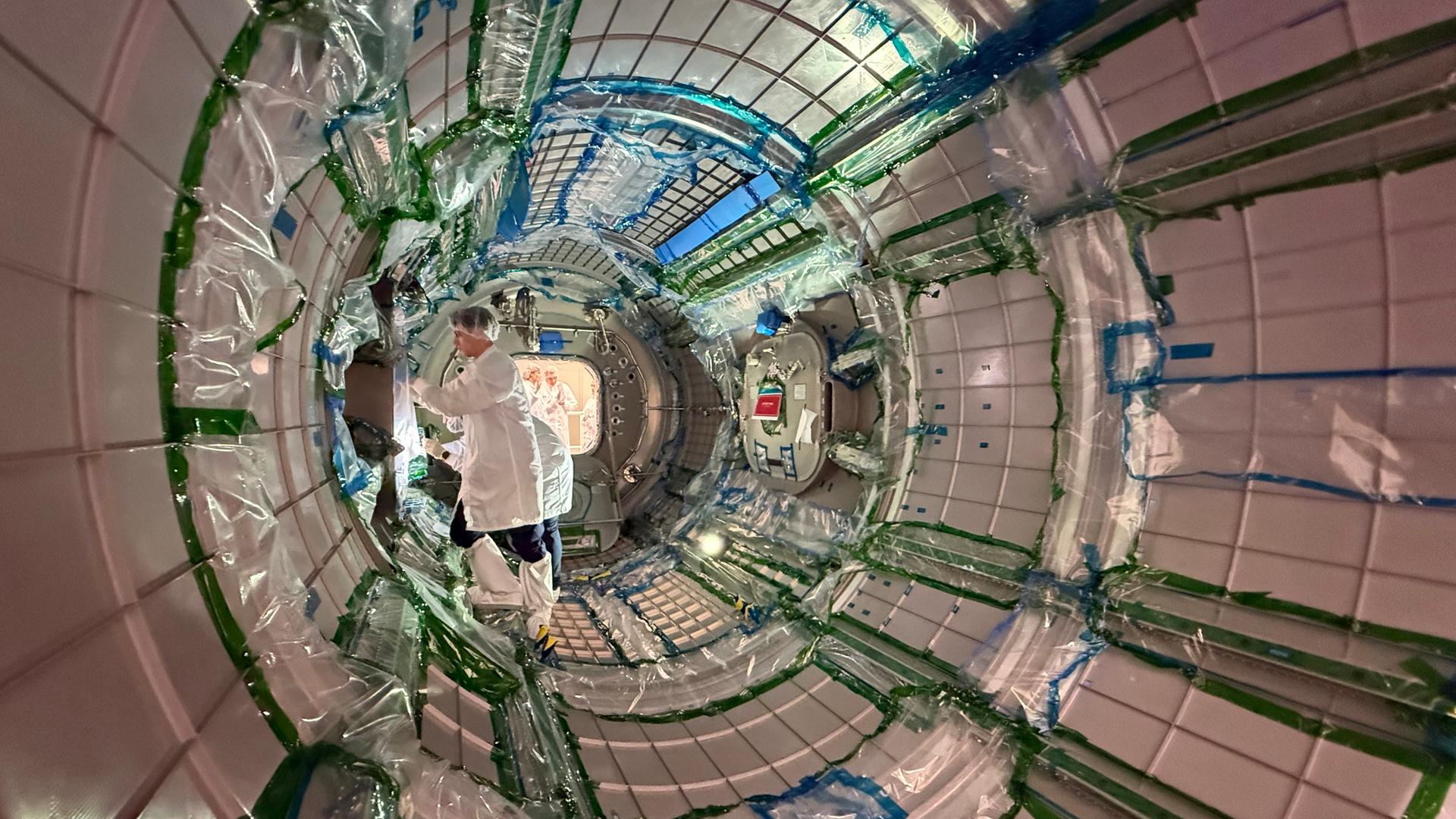 Mitarbeiter von Thales Alenia Space arbeiten an dem Gerüst des HALO-Moduls für den künftigen Außenposten am Mond, "Gateway".