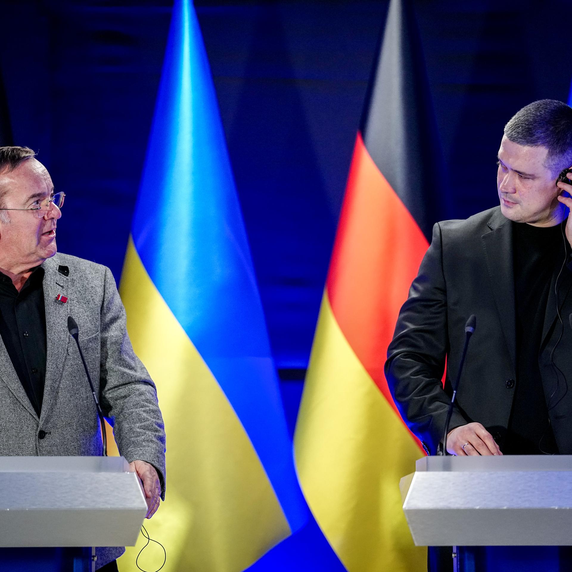 Boris Pistorius (SPD), Bundesminister der Verteidigung, und Mychajlo Fedorow, Verteidigungsminister der Ukraine, geben eine Pressekonferenz. 