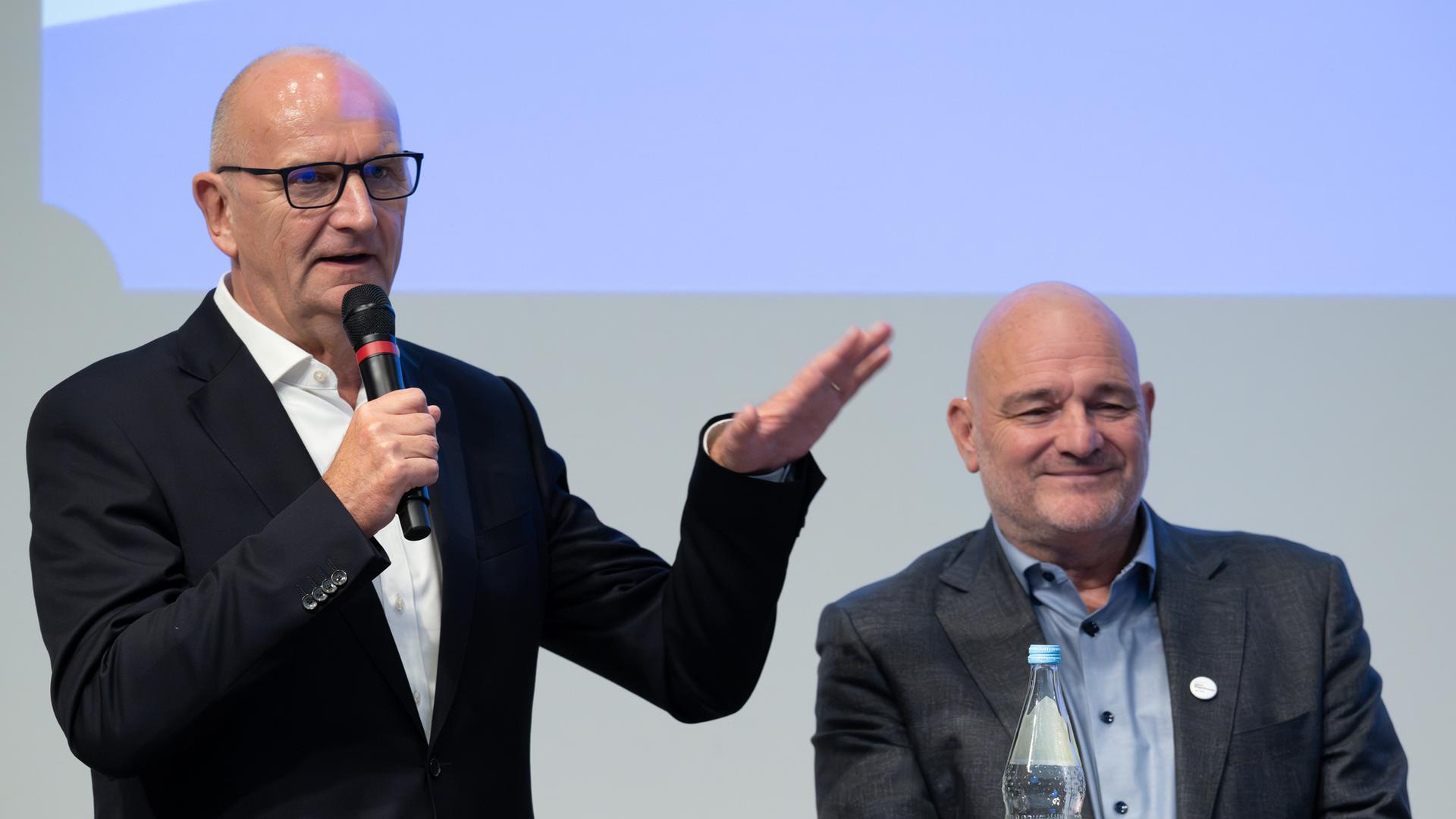 Brandenburg, Potsdam: Brandenburgs Ministerpräsident Dietmar Woidke (l), spricht während einer Diskussionsveranstaltung im Havel-Saal der Potsdamer Industrie- und Handelskammer (IHK) neben Robert Crumbach (r, Bündnis Sahra Wagenknecht/BSW). 