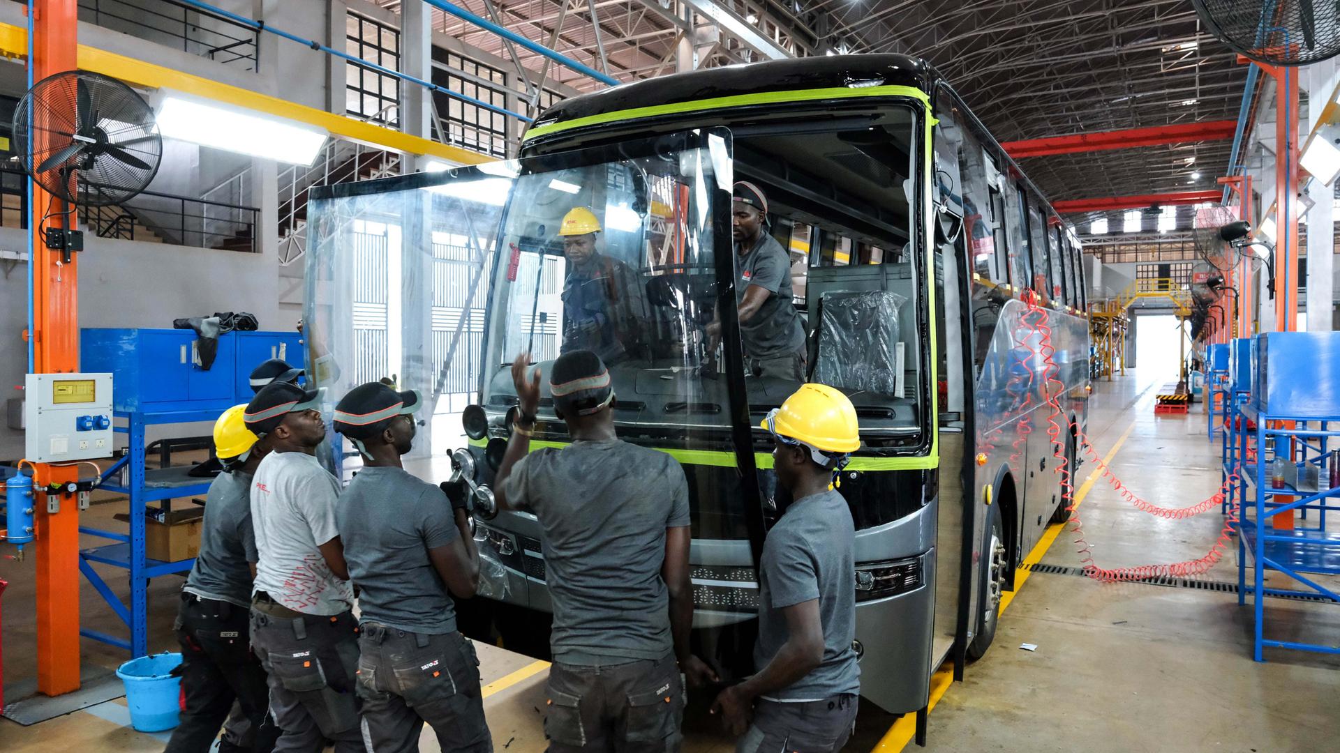 Arbeiter montieren die Windschutzscheibe eines Elektrobus im Kiira-Fahrzeugwerk in Jinja, Ost-Uganda.