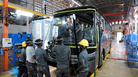 Arbeiter montieren die Windschutzscheibe eines Elektrobus im Kiira-Fahrzeugwerk in Jinja, Ost-Uganda.