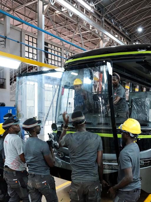 Arbeiter montieren die Windschutzscheibe eines Elektrobus im Kiira-Fahrzeugwerk in Jinja, Ost-Uganda.