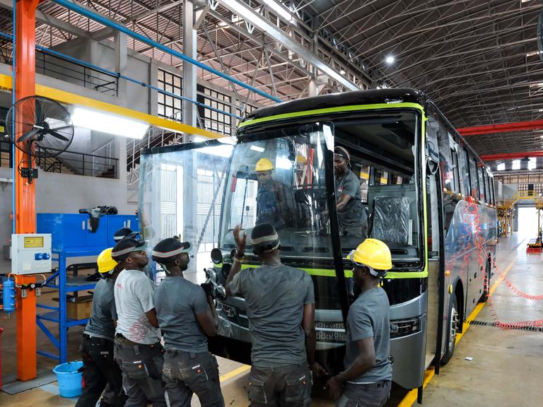Arbeiter montieren die Windschutzscheibe eines Elektrobus im Kiira-Fahrzeugwerk in Jinja, Ost-Uganda.