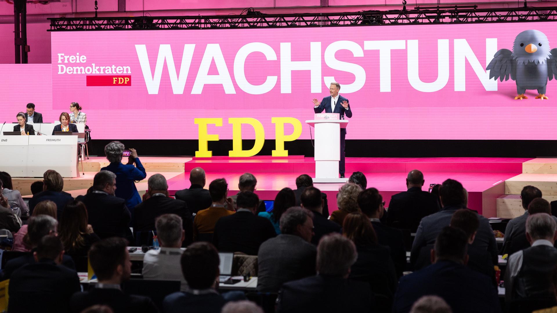Christian Lindner, Bundesvorsitzender der FDP und Bundesminister der Finanzen, spricht auf dem 75. Ordentlichen Bundesparteitag der FDP in Berlin.