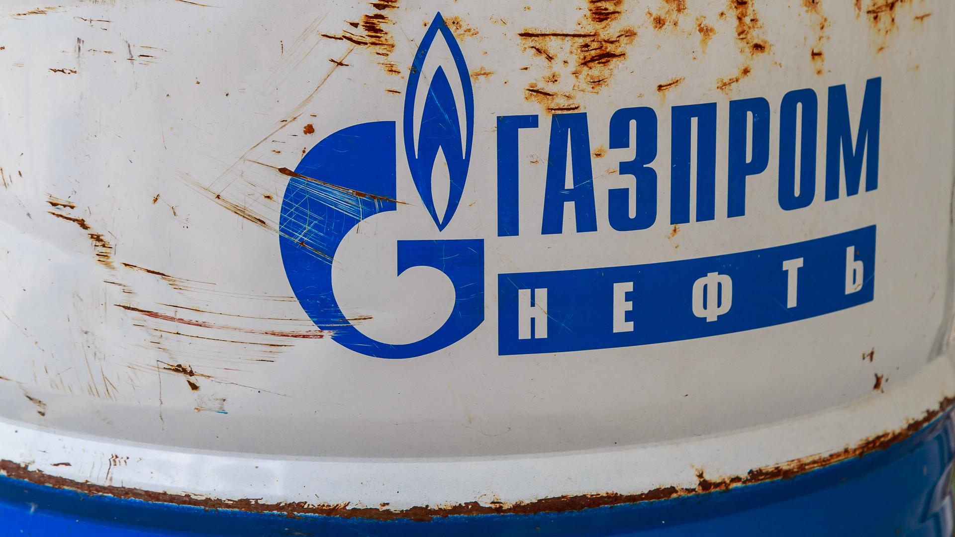 Abgebildet ist ein Treibstoff- bzw. Ölfass in der Republik Moldau mit der Aufschrift "GAZPROM NEFT". Abgebildet ist ein Treibstoff- bzw. Ölfass in der Republik Moldau mit der Aufschrift "GAZPROM NEFT".