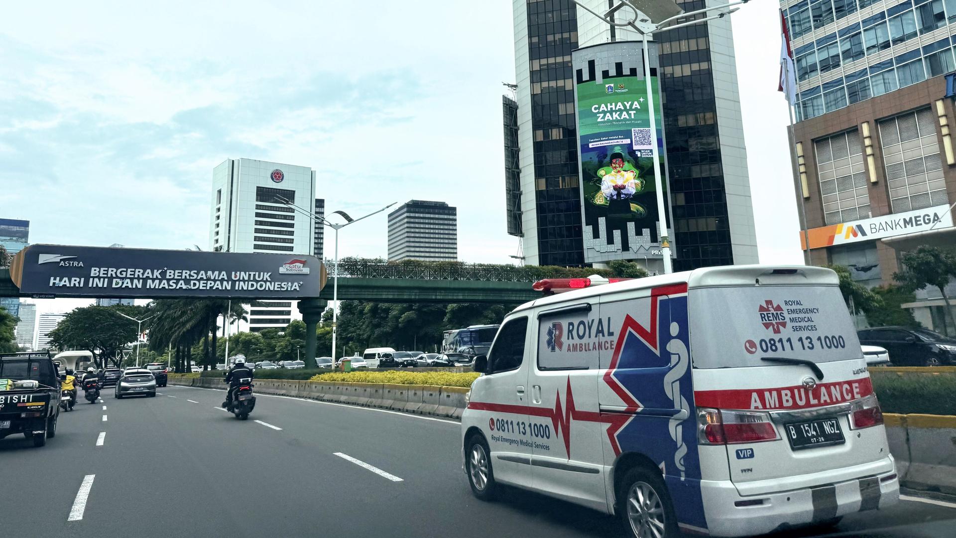 Ein Krankenwagen fährt durch die Innenstadt von Jakarta.