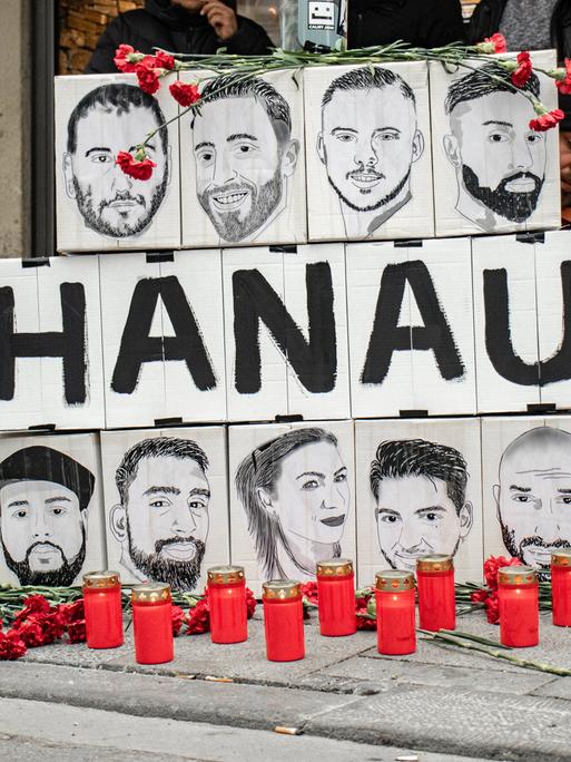 Am 19. Februar 2023 - drei Jahre nach dem rassistischen Attentat in Hanau - gedenken Menschen am Königsplatz in München der Opfer.