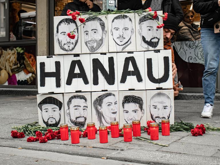 Am 19. Februar 2023 - drei Jahre nach dem rassistischen Attentat in Hanau - gedenken Menschen am Königsplatz in München der Opfer.