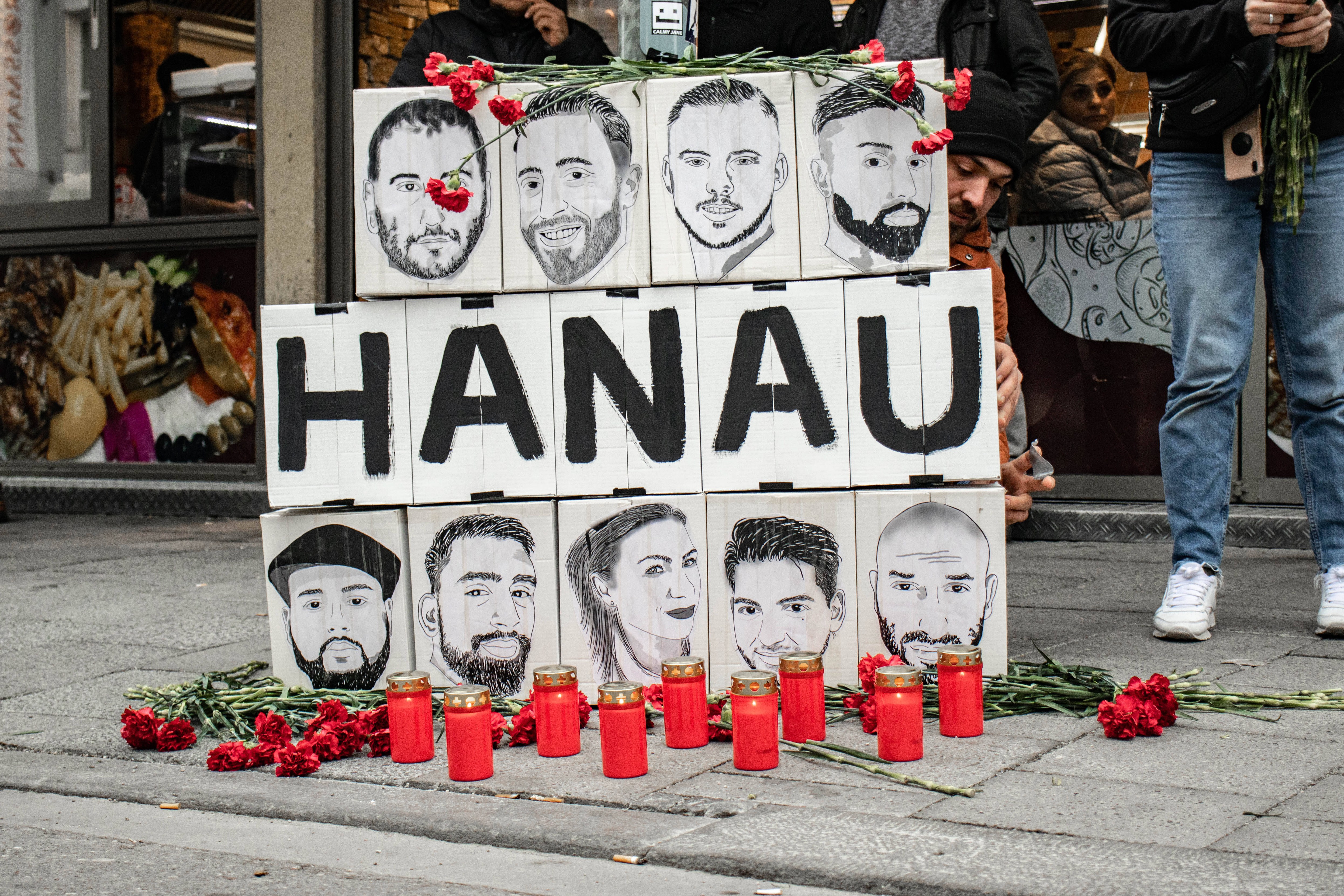 Am 19. Februar 2023 - drei Jahre nach dem rassistischen Attentat in Hanau - gedenken Menschen am Königsplatz in München der Opfer.