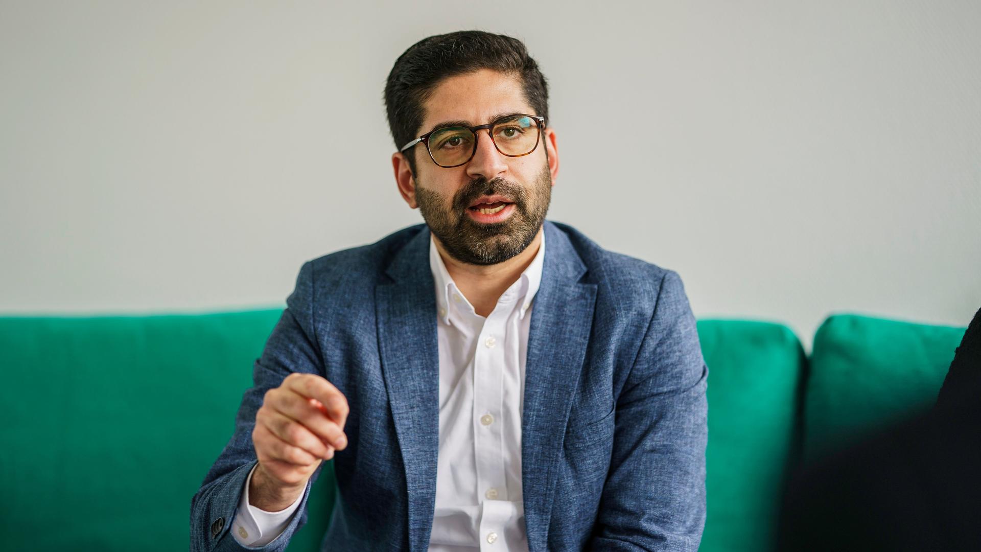 Wiesbaden: Kaweh Mansoori (SPD), Minister für Wirtschaft, Energie, Verkehr, Wohnen und ländlichen Raum, sitzt beim dpa-Interview auf dem Grünen Sofa. Wiesbaden: Kaweh Mansoori (SPD), Minister für Wirtschaft, Energie, Verkehr, Wohnen und ländlichen Raum, sitzt beim dpa-Interview auf dem Grünen Sofa.